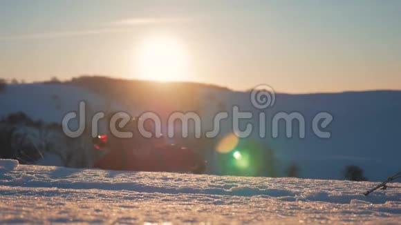 登山者到达雪山的顶端一个背着背包的登山者爬上了雪坡日落的天空视频的预览图