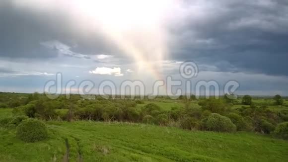 美丽的彩虹在绿色的草地上湖面上视频的预览图