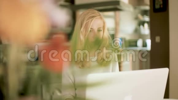 严肃的金发女人在她的笔记本电脑上打字视频的预览图