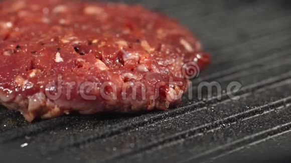 烤架上有生的红碎肉末可以做美味的汉堡烤肉视频的预览图