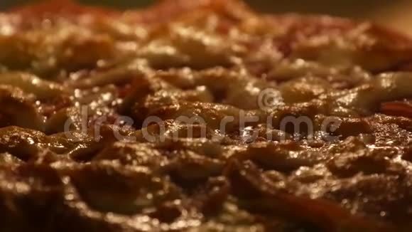 意大利披萨意大利香肠和奶酪在烤箱中烤得很近视频的预览图