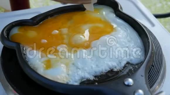 鲁贝戈德伯格机器鸡蛋在锅里炒视频的预览图