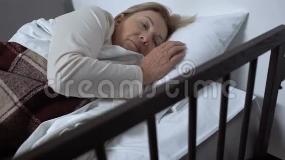 成熟的女性病人躺在病床上感到恶心呼叫按钮视频的预览图