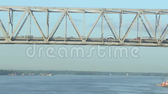 美国密西西比河上的金属桥和汽车交通视频的预览图