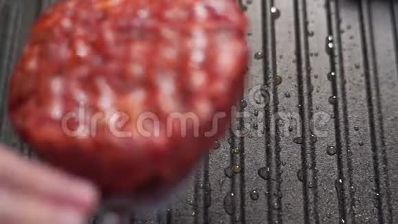 烤架上放着玫瑰色和多汁的肉丝视频的预览图