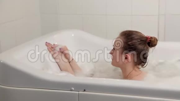 在理疗室洗澡做按摩的女孩复兴美丽视频的预览图