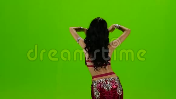 舞蹈肚皮舞她的动作是独一无二的绿色屏幕慢动作视频的预览图
