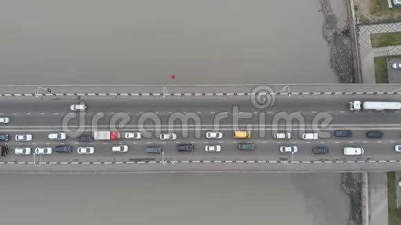 宽多车道桥梁配有驾驶卡车和交通堵塞视频的预览图