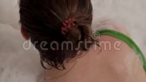 在理疗室洗澡做按摩的女孩复兴美丽视频的预览图