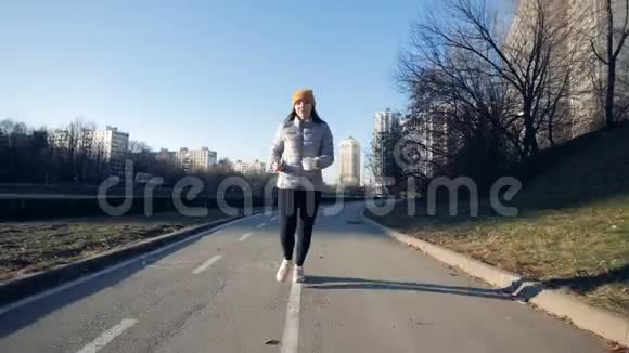 一个带假手慢跑的女人特写视频的预览图