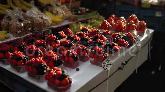 不同的浆果在街头市场视频的预览图