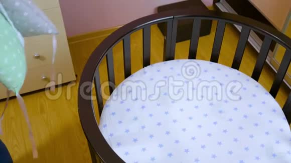 一名孕妇为新生儿做准备折叠儿童木制家具视频的预览图