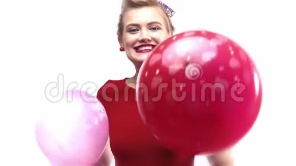 可爱而快乐的年轻女子手里拿着两个气球微笑着视频的预览图