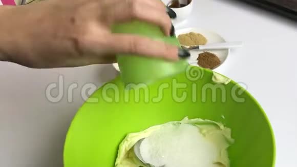 一个女人在容器里混合姜饼饼干成分视频的预览图