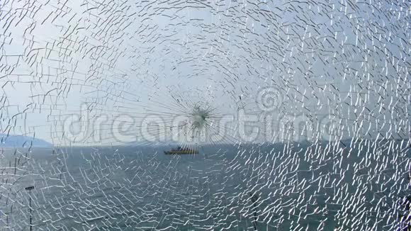 背景上有海的碎玻璃视频的预览图