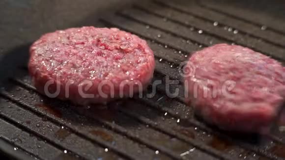 两个多汁的肉片用来在烤架上煎汉堡街头烧烤视频的预览图