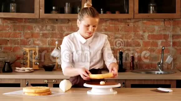 烹饪大师级糕点厨师组装蛋糕视频的预览图