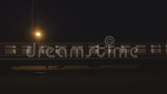 旅客列车晚上离开火车站背景复印空间火车站视频的预览图