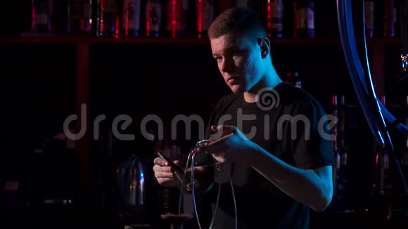一个年轻的男性工人在一个酒吧准备煤烟视频的预览图