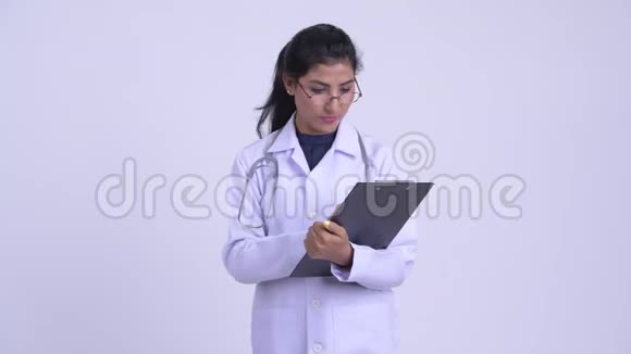 年轻漂亮的波斯女医生一边看着剪贴板视频的预览图