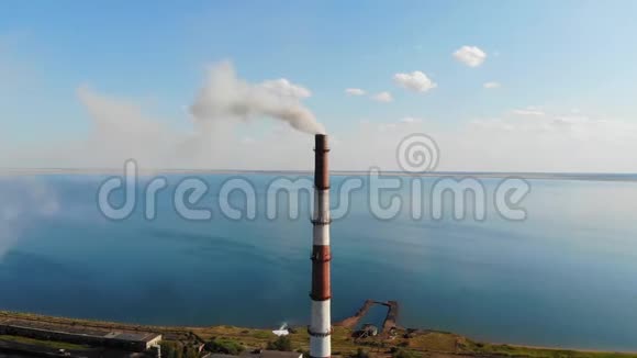 来自工厂烟囱的烟雾排放问题和生态4K视频环境污染视频的预览图