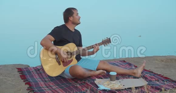 那个人弹吉他在海滩上唱歌视频的预览图