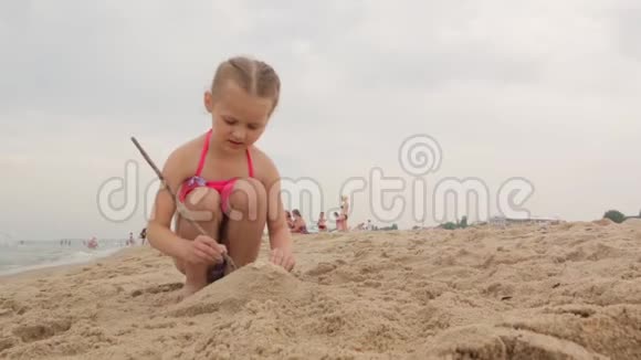 小女孩用沙子建造视频的预览图