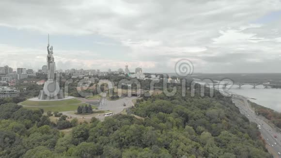 乌克兰基辅祖国纪念碑的鸟瞰图视频的预览图