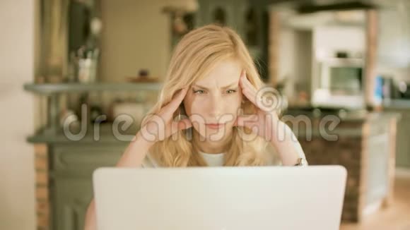 金发女人非常专注于她的笔记本电脑视频的预览图