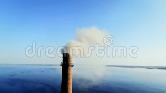 空气污染工厂管道天空背景上烟囱的烟雾视频的预览图
