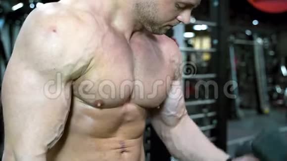 肌肉健美男子在健身房锻炼手臂视频的预览图