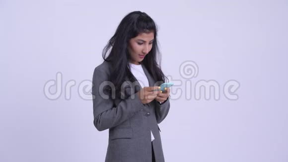年轻快乐的波斯女商人用电话得到好消息视频的预览图