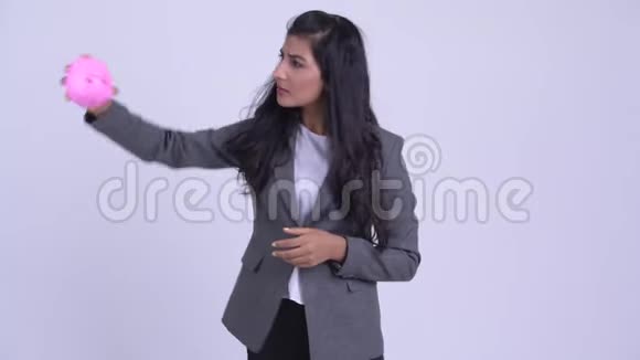 年轻压力很大的波斯女商人摇着储蓄罐竖起大拇指视频的预览图