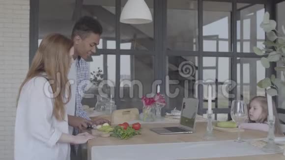 肖像跨种族夫妇在一个美丽的现代厨房准备早餐或午餐非裔美国人丈夫和视频的预览图