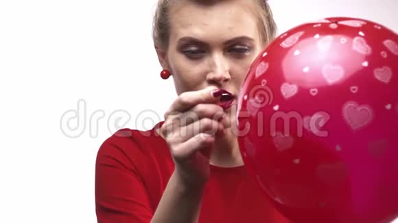 一个拿着针的女人威胁说要炸破气球慢动作视频的预览图