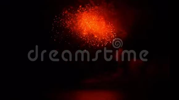 神奇的红色闪光烟花闪耀慢动作近景视频的预览图