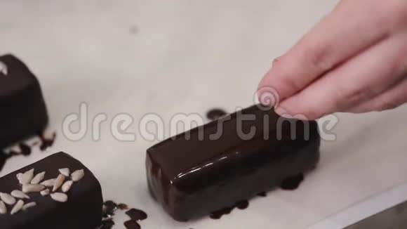 一个糖果店正在装饰自制的糖果视频的预览图