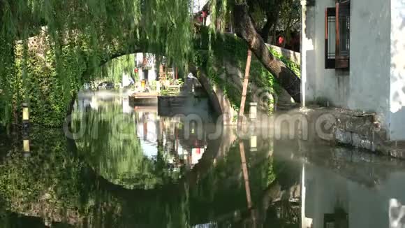 苏州周庄水乡运河石桥视频的预览图