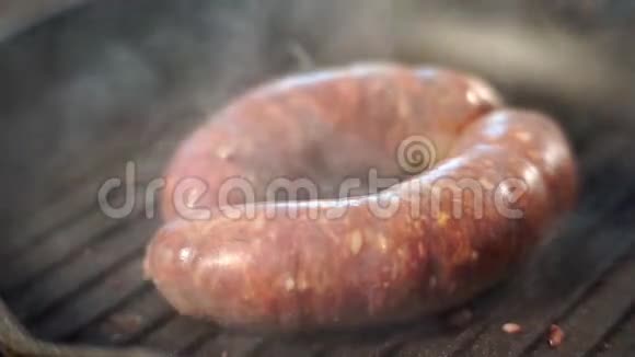 油里的脂肪香肠烤架上的有害食品垃圾食品视频的预览图