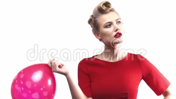 金发女孩正在用气球打自己同时想着什么视频的预览图