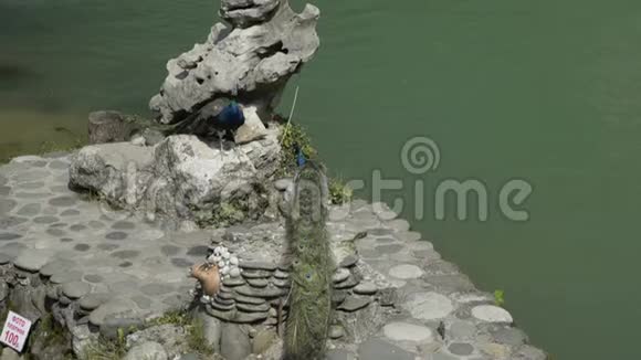 动物虐待孔雀用绳子绑在石头上游客用孔雀拍照视频的预览图