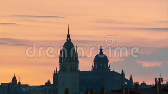 萨拉曼卡大教堂在日出Silhouette视频的预览图