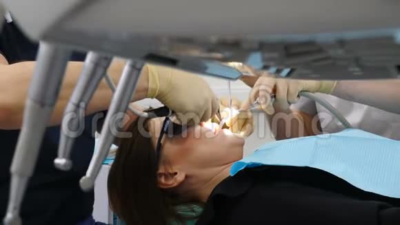 现代临床中的模糊牙科程序快关门前景上的牙科设备正在受到关注男性牙医视频的预览图