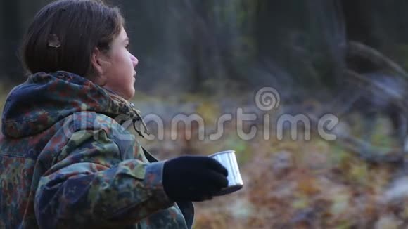 少年童子军在公园里喝茶散步视频的预览图