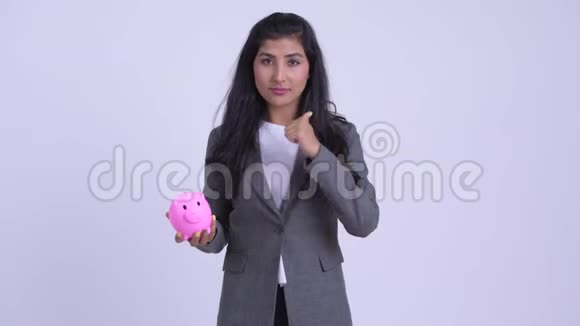 年轻快乐的波斯女商人拿着储蓄罐竖起大拇指视频的预览图