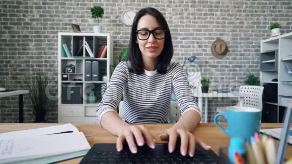 一个人坐在办公室里用手提电脑打字的美女画像视频的预览图