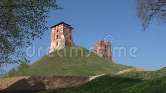 诺沃格鲁多克中世纪城堡的塔楼四月的晴天白俄罗斯视频的预览图