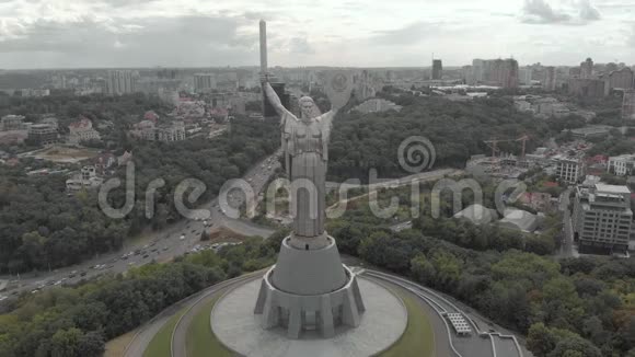 乌克兰基辅祖国纪念碑的鸟瞰图视频的预览图