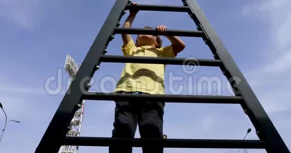 快乐的孩子快乐地爬上梯子视频的预览图