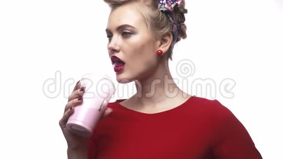 穿着红裙子的美女正在慢吞吞地喝奶昔视频的预览图
